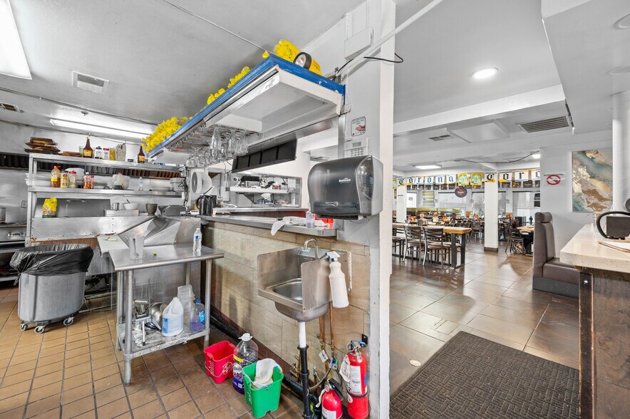 More Photos Of 5828 W Indian School Rd, Phoenix Restaurant For Sale