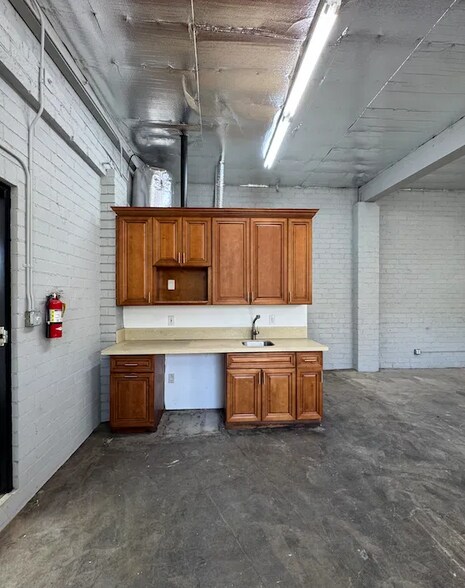 More Photos Of 14747 Lull St, Van Nuys Warehouse For Lease