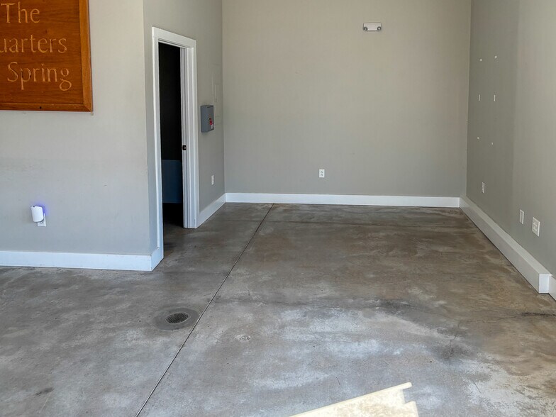 More Photos Of 171 Spring St, Charleston Storefront Retail Residential For Lease