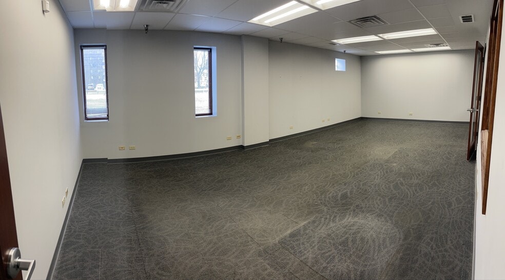 More Photos Of 435 W 194th St, Glenwood Manufacturing For Lease