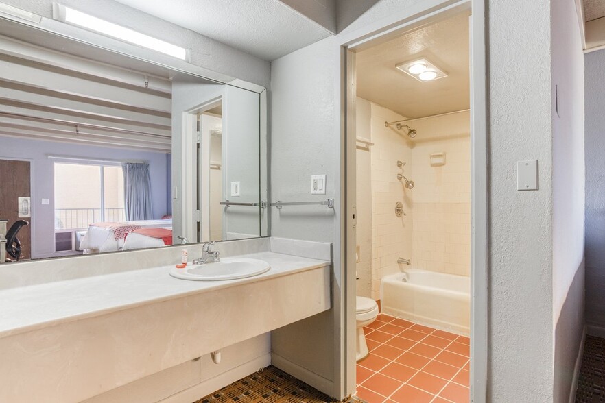 More Photos Of 5301 N Lincoln Blvd, Oklahoma City Hotel For Sale