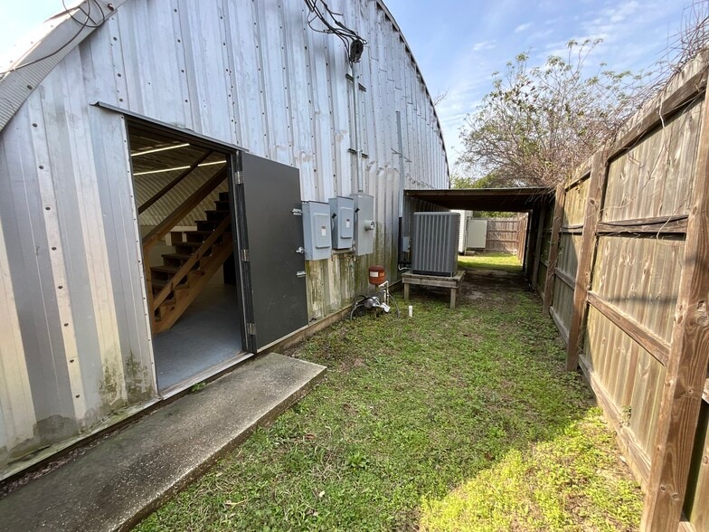 More Photos Of 2611 E 6th St, Panama City Warehouse For Sale