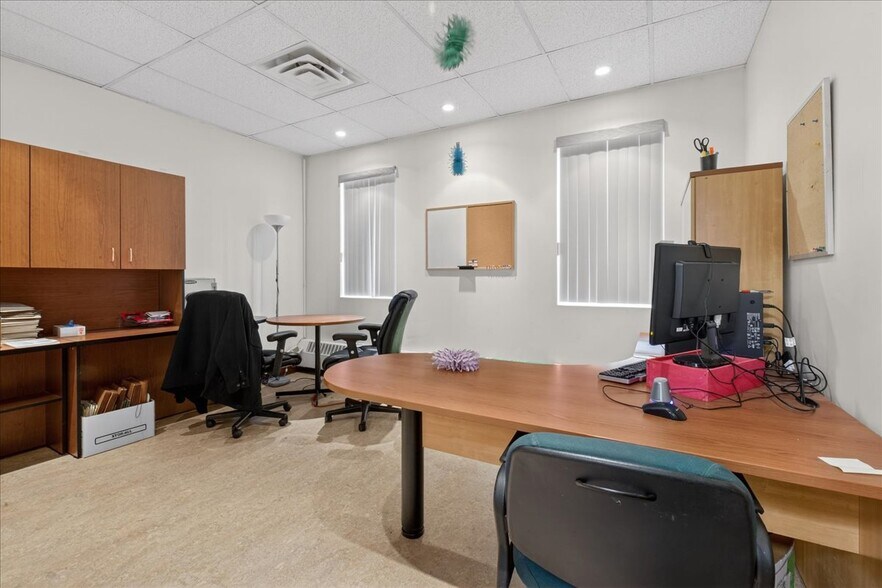 More Photos Of 11831 123 St NW, Edmonton Office For Sale