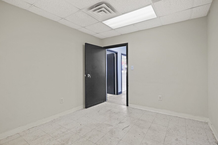 More Photos Of 918 Pulaski Hwy, Havre De Grace Warehouse For Lease