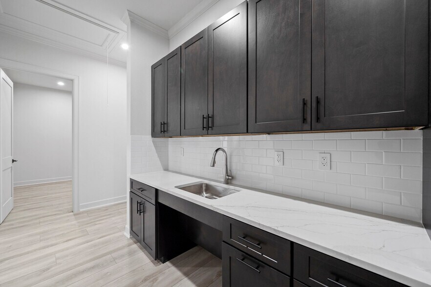 More Photos Of 1325 Main St, Katy Medical For Lease