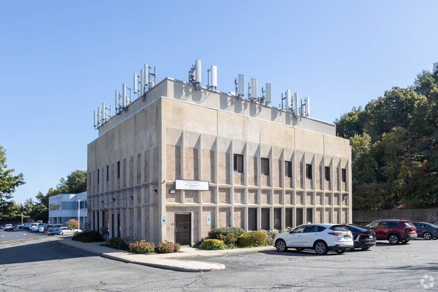 More Photos Of 996 W Jericho Tpke, Smithtown Office For Lease