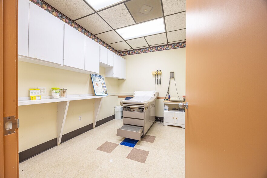 More Photos Of 1226 SW Main Blvd, Lake City Medical For Sale