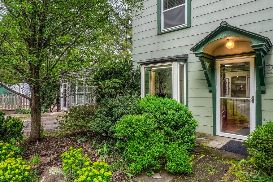 More Photos Of 265 Main St, Delhi Garden Center For Sale