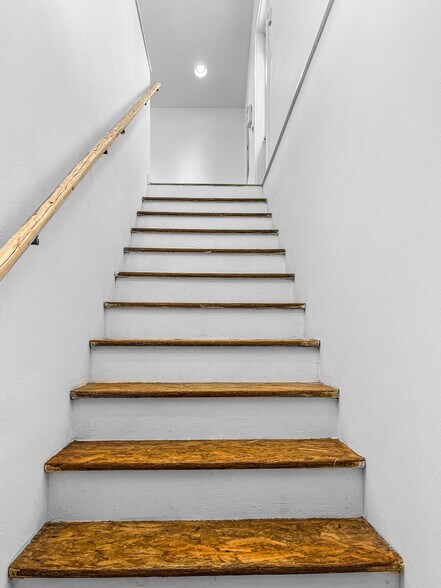 More Photos Of 599 S Highway 197, Maupin Office Residential For Lease