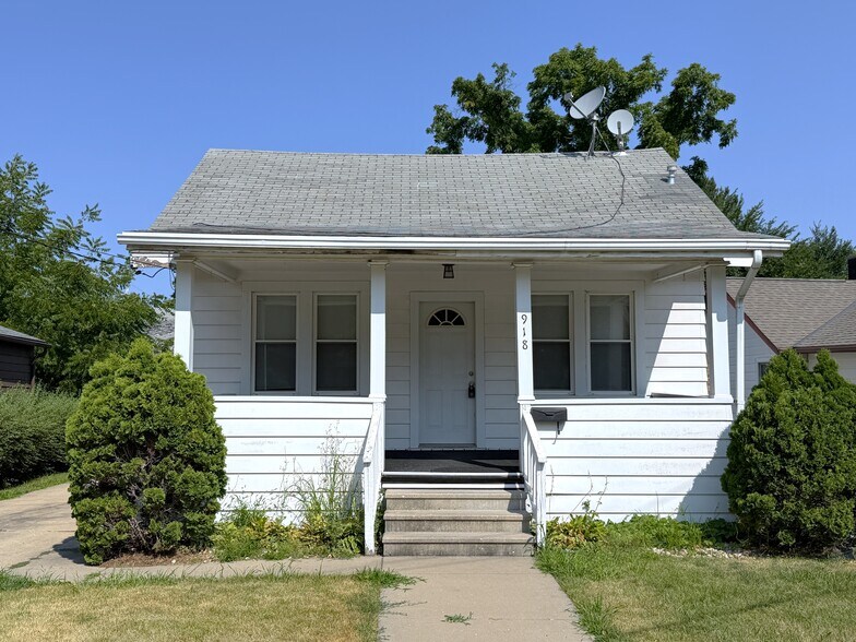 More Photos Of 918 Blackhawk Blvd, South Beloit Multifamily For Sale