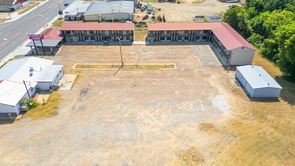 More Photos Of 100 W Wilson St, Valliant Hotel For Sale