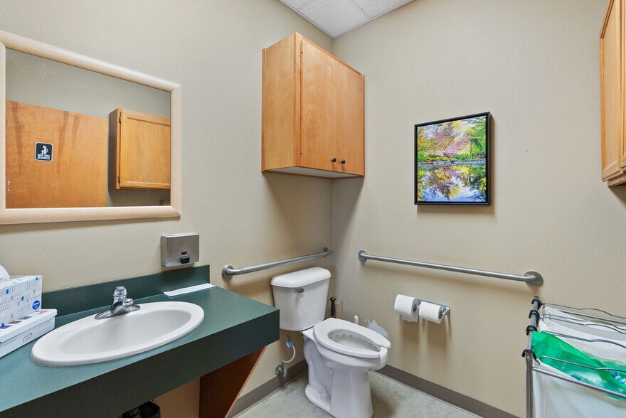 More Photos Of 392 W Main Ave, Sisters Medical For Sale