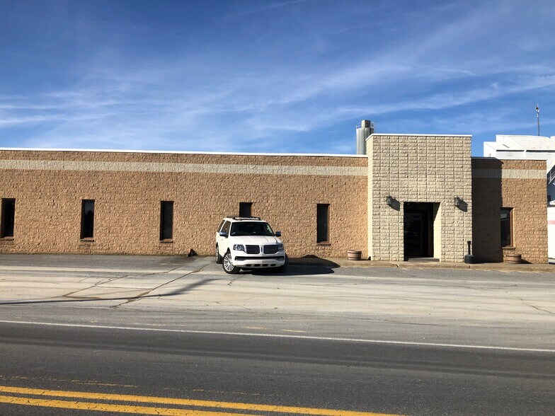 More Photos Of 825 E Earl Rd, New Holland Warehouse For Lease