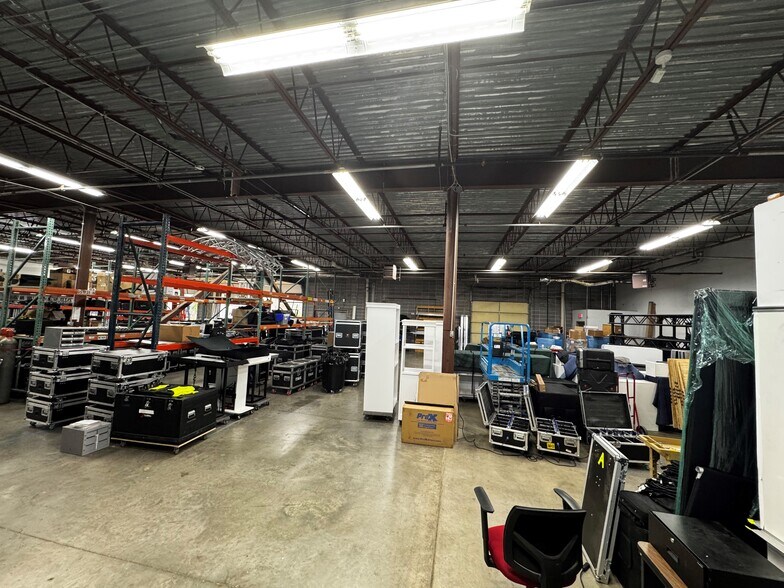 More Photos Of 8301 NW 101st Ter, Kansas City Flex For Lease