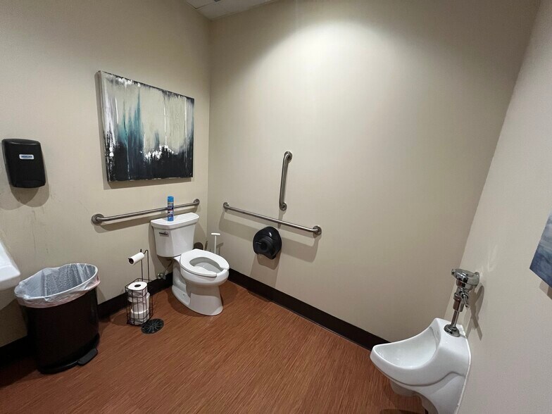 More Photos Of 2306-2332 Hassell Rd, Hoffman Estates General Retail For Sale