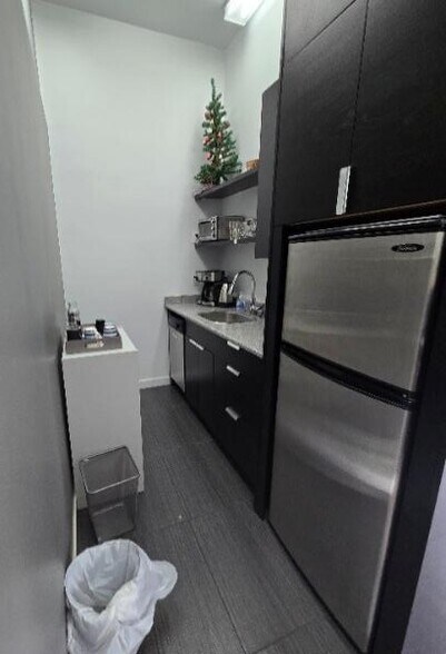 More Photos Of 129 Columbia St E, New Westminster Office For Sale