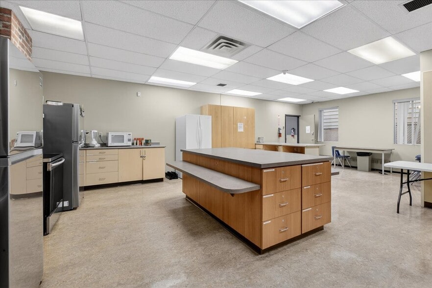 More Photos Of 11831 123 St NW, Edmonton Office For Sale