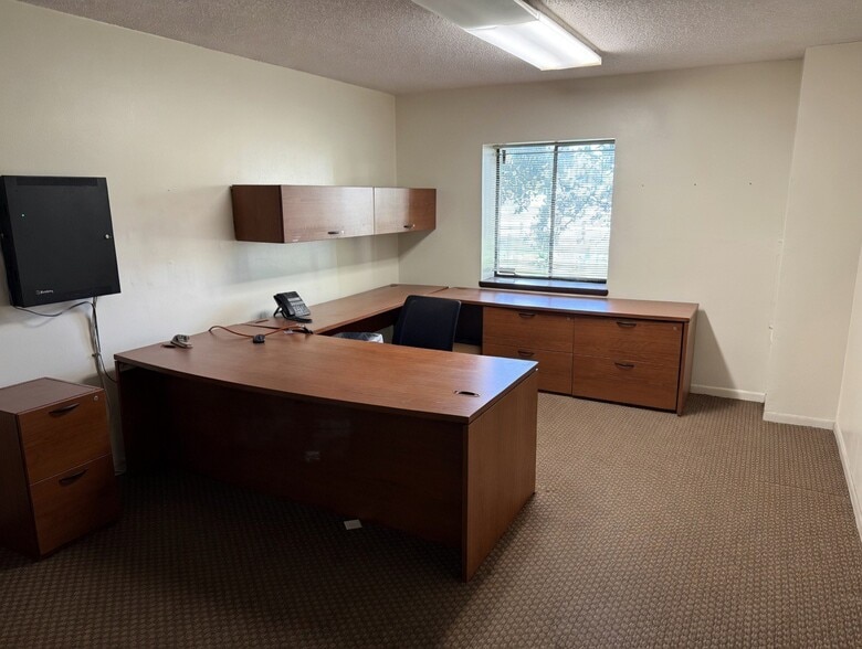 More Photos Of 12625 40th St N, Clearwater Warehouse For Lease