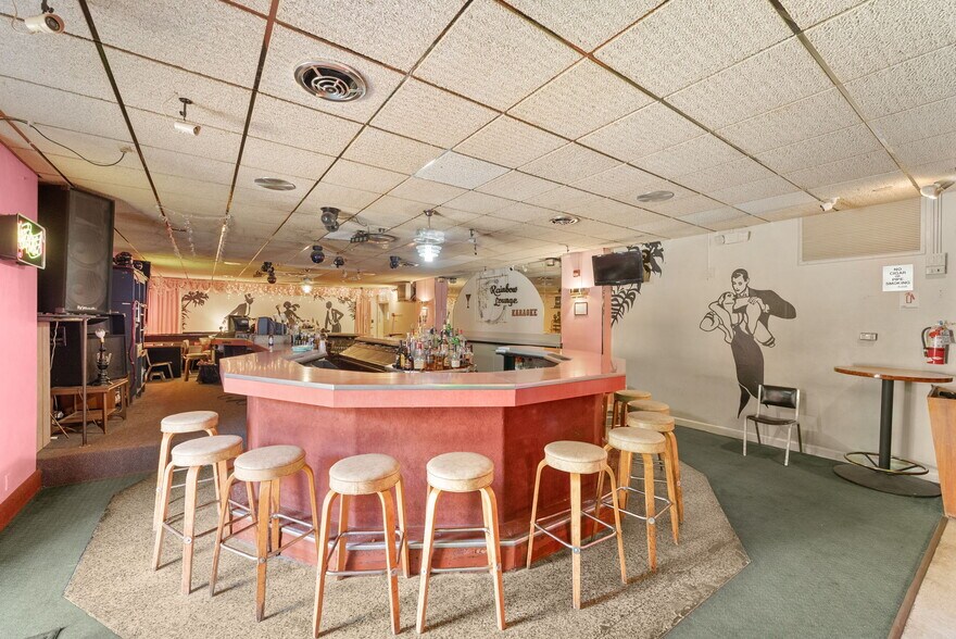 More Photos Of 36 W 4th St, Dubuque Hotel For Sale