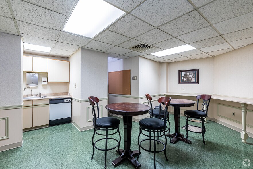 More Photos Of 1351 Main St, Springfield Office For Lease