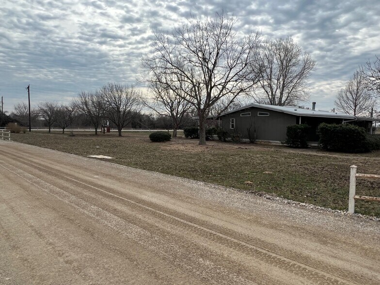 More Photos Of 500 Dennis Rd, Weatherford Flex For Lease