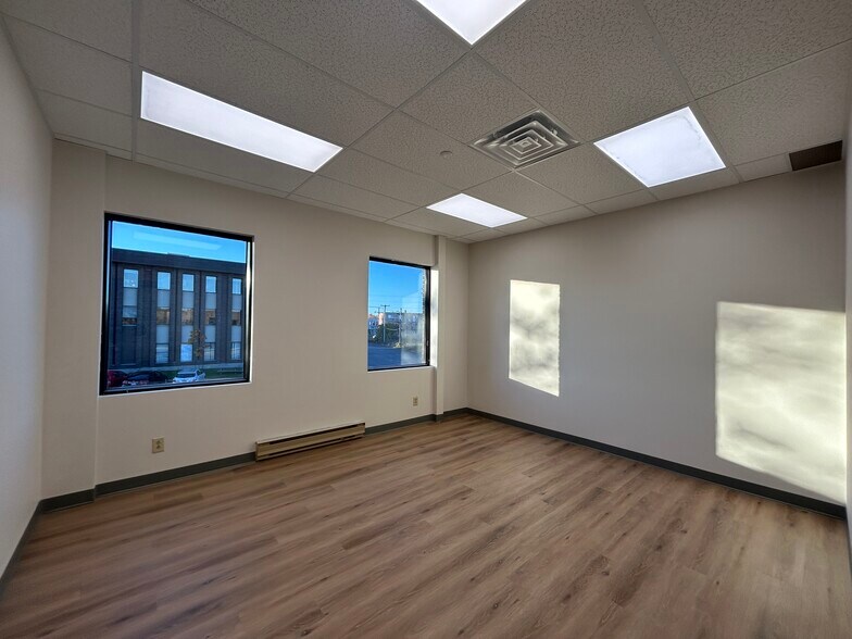 More Photos Of 4 Pl Du Commerce, Brossard Office For Lease