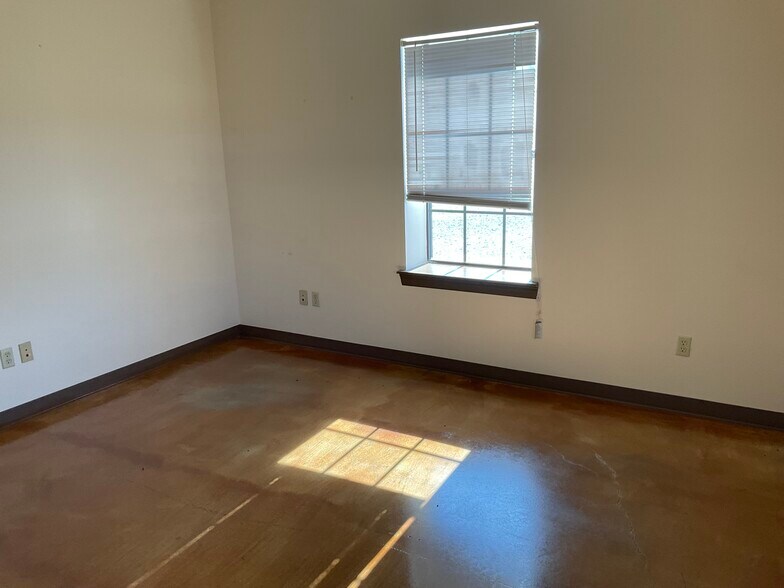 More Photos Of 211 Corporate Dr, Sibley Industrial For Lease