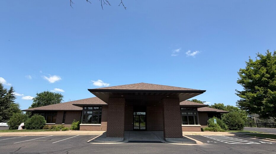 Primary Photo Of 1110 Oak Ridge Dr, Eau Claire Medical For Lease