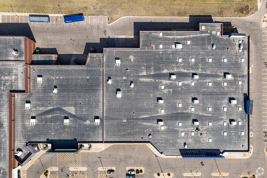 More Photos Of 1643-1663 County Road B2 W, Roseville Storefront For Lease