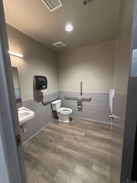 More Photos Of 4670 W Silverado Ranch Blvd, Las Vegas Warehouse For Lease