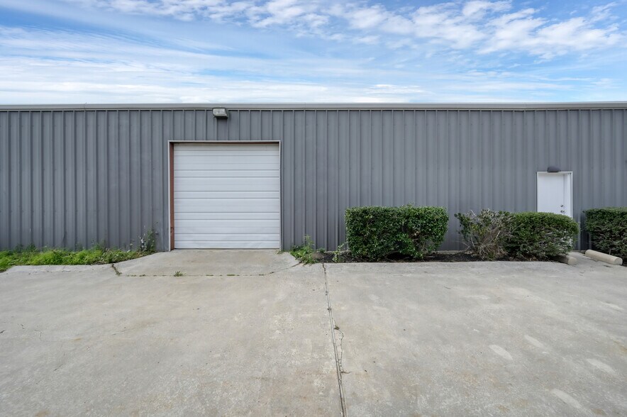 More Photos Of 32219 Tamina Rd, Magnolia Distribution For Lease