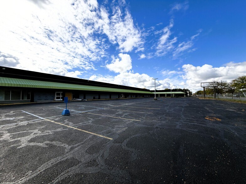 More Photos Of 3402 Richfield Rd, Flint Freestanding For Lease