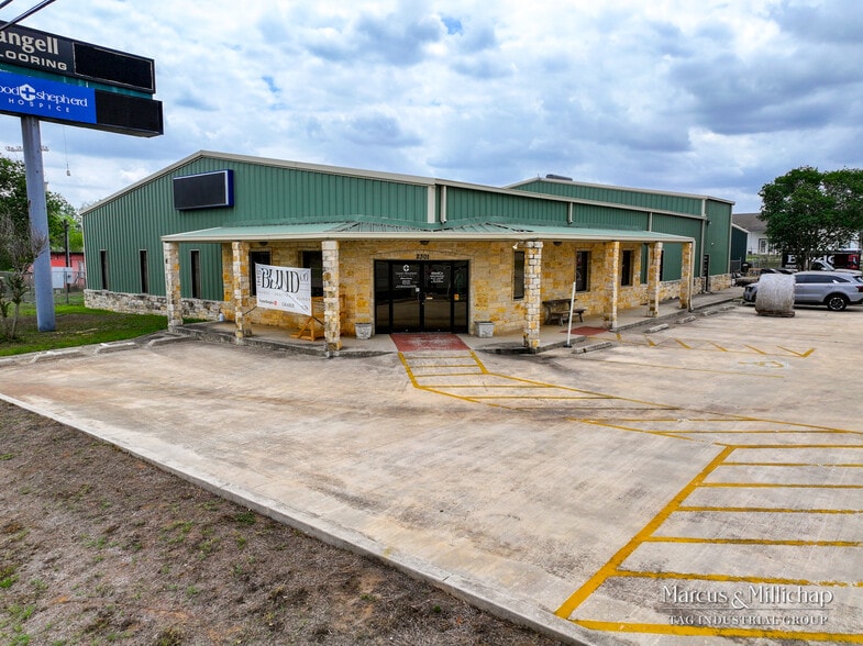 Primary Photo Of 2301 10th St, Floresville Light Distribution For Sale