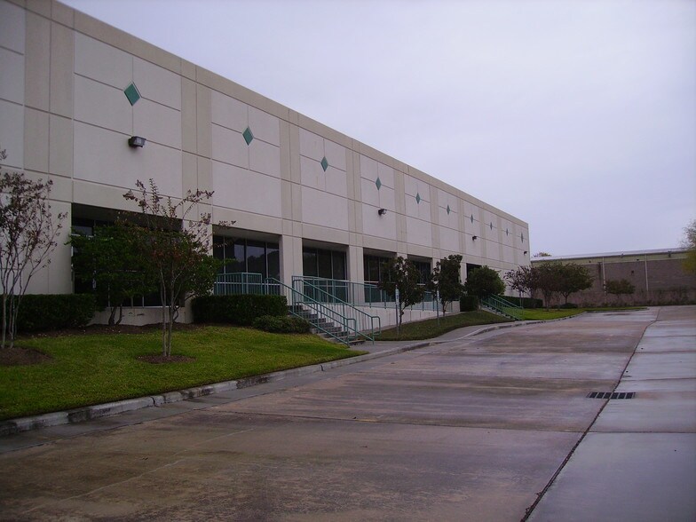 More Photos Of 1922 Rankin Rd, Houston Light Distribution For Lease