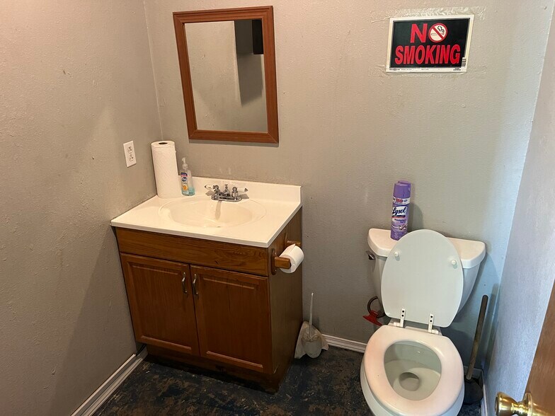 More Photos Of 1202 Cherokee St, Lindsay Auto Repair For Sale