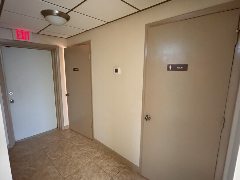 More Photos Of 5050 Gulf Blvd, Saint Petersburg Storefront For Lease