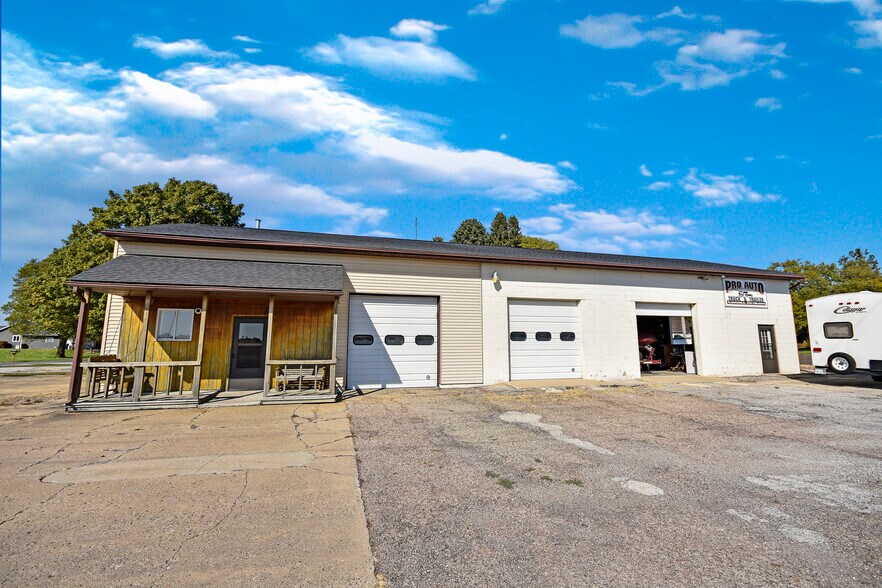 More Photos Of 100 W Falcon Hwy, Flanagan Flex For Sale