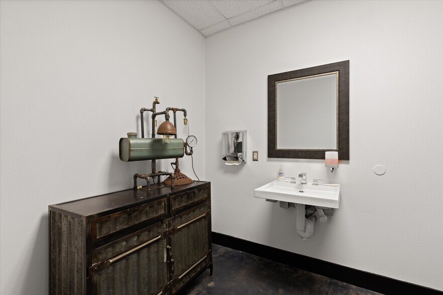 More Photos Of 501 N 3rd St, Longview Office For Sale