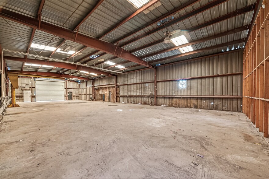 More Photos Of 901 Marcella St, Houston Warehouse For Lease