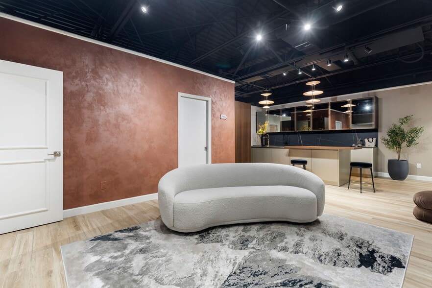 More Photos Of 800 Harbour Dr, Naples Office For Lease