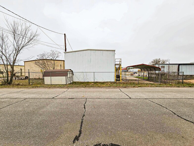 More Photos Of 5424 W Oak St, Palestine Showroom For Lease