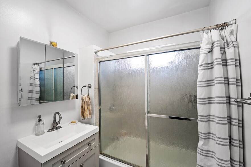 More Photos Of 204 S Serrano Ave, Los Angeles Apartments For Sale