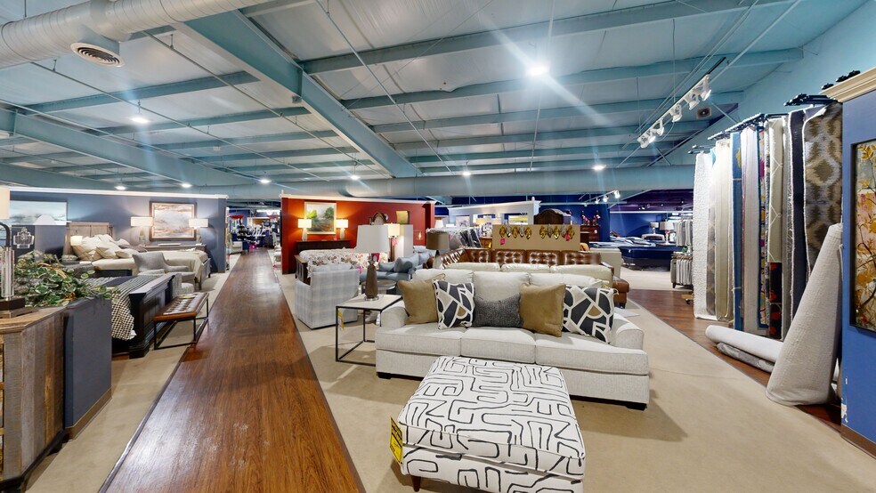 More Photos Of 2013 N 13th St, Rogers Freestanding For Sale