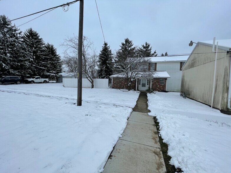More Photos Of 5002 S Walnut St, South Bloomfield Storefront For Sale
