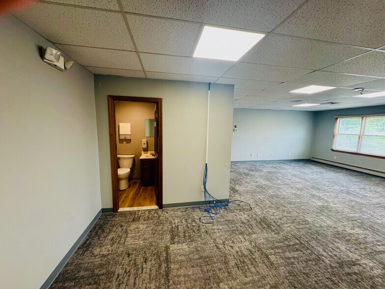 More Photos Of 985 Farmington Ave, Bristol Office For Lease