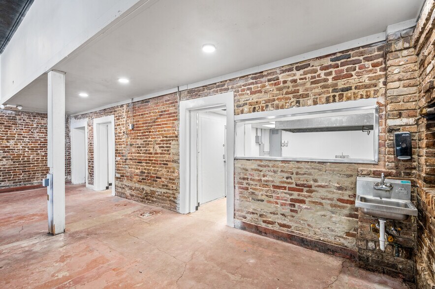 More Photos Of 350 Dauphin St, Mobile Restaurant For Lease