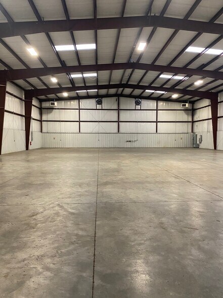 More Photos Of 9708 NW 6th St, Oklahoma City Distribution For Lease