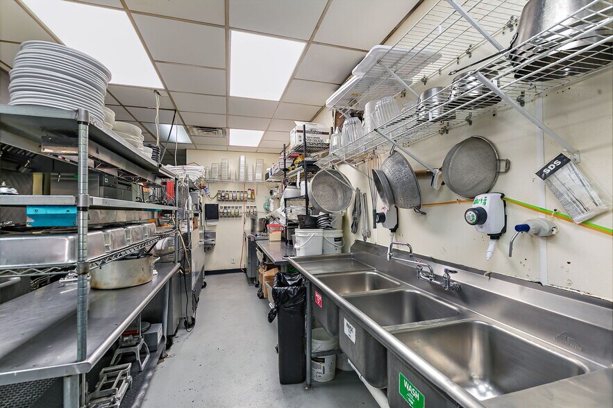 More Photos Of 112 S Maple St, Sycamore Restaurant For Sale