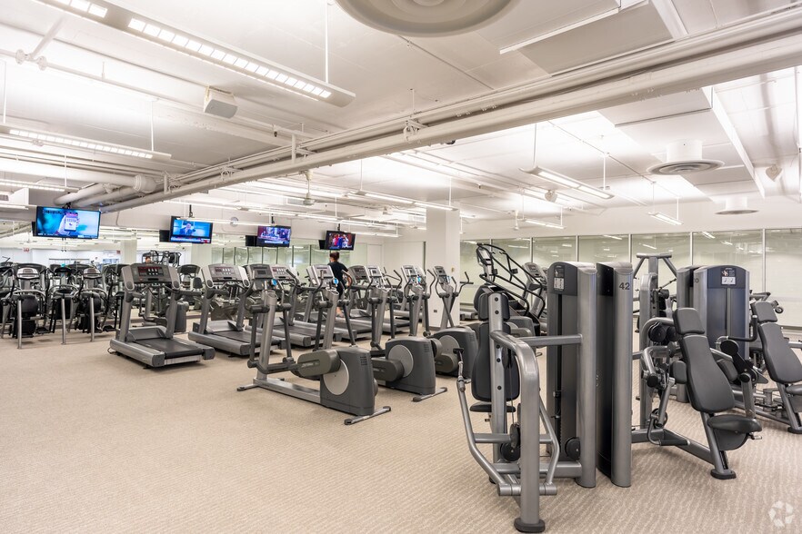 More Photos Of 1475 E Woodfield Rd, Schaumburg Office For Lease