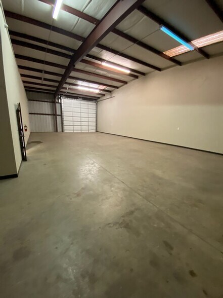 More Photos Of 24501 Hufsmith Kohrville Rd, Tomball Warehouse For Lease